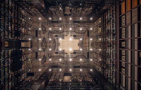 plafoni obloženi ogledalima i ukrštene stepenice ovoj kineskoj knjižari daju atmosferu m k ešerovih drvoreza laguna knjige