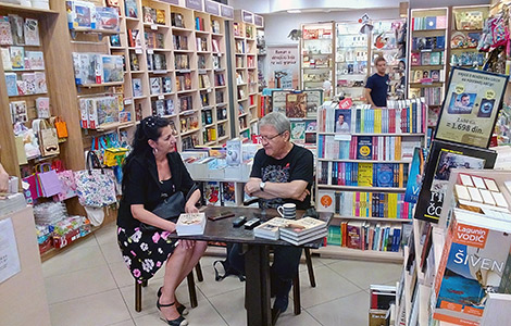 pisac dragan velikić na svečanom otvaranju knjižare delfi i laguninog kluba čitalaca u leskovcu laguna knjige