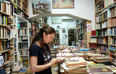 moderna bibliotekarka devojka sakuplja knjige za seoske škole i bolnice laguna knjige