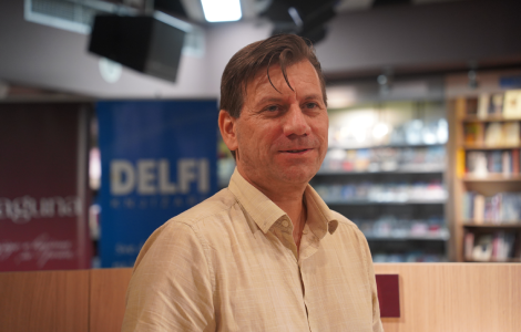 književnost za decu nas priprema i ojačava za svet koji nas čeka dejan aleksić predstavio knjigu džinovi, strašila i nešto treće  laguna knjige