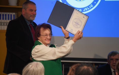 anđa petrović dobitnica nagrade branko jelić za prevod romana bdeti nad njom  laguna knjige